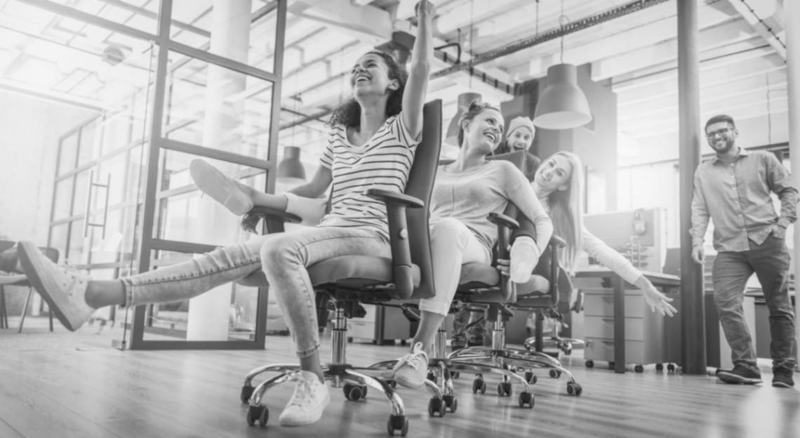 Finanzanalyse Arbeitsplatz mit Dokumenten und Berichten