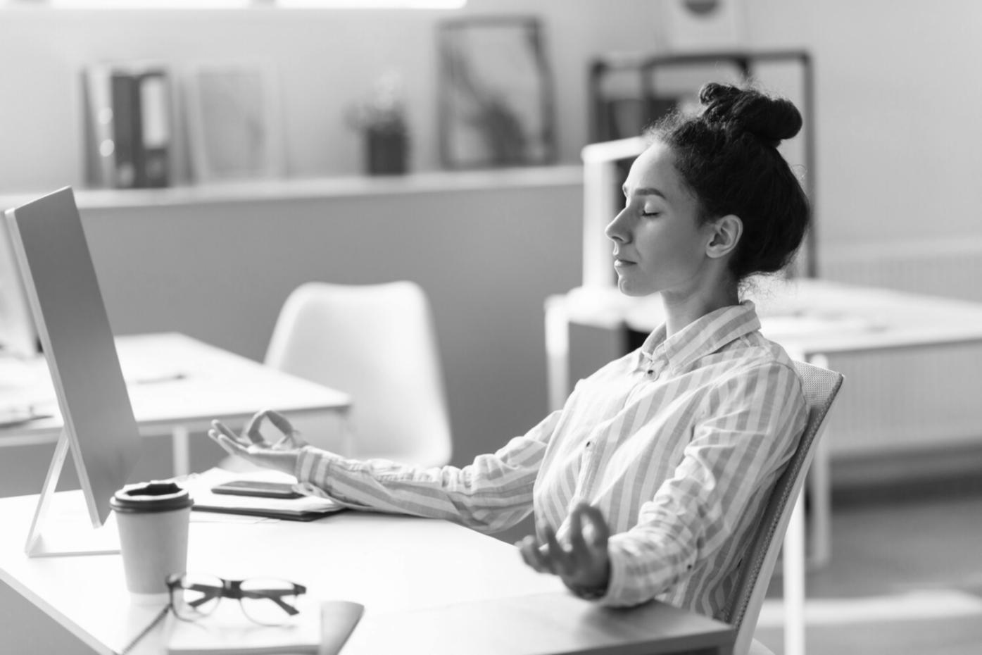 Teilnehmende analysieren Finanzkennzahlen und Working Capital Strategien in einer praxisorientierten Schulungsumgebung